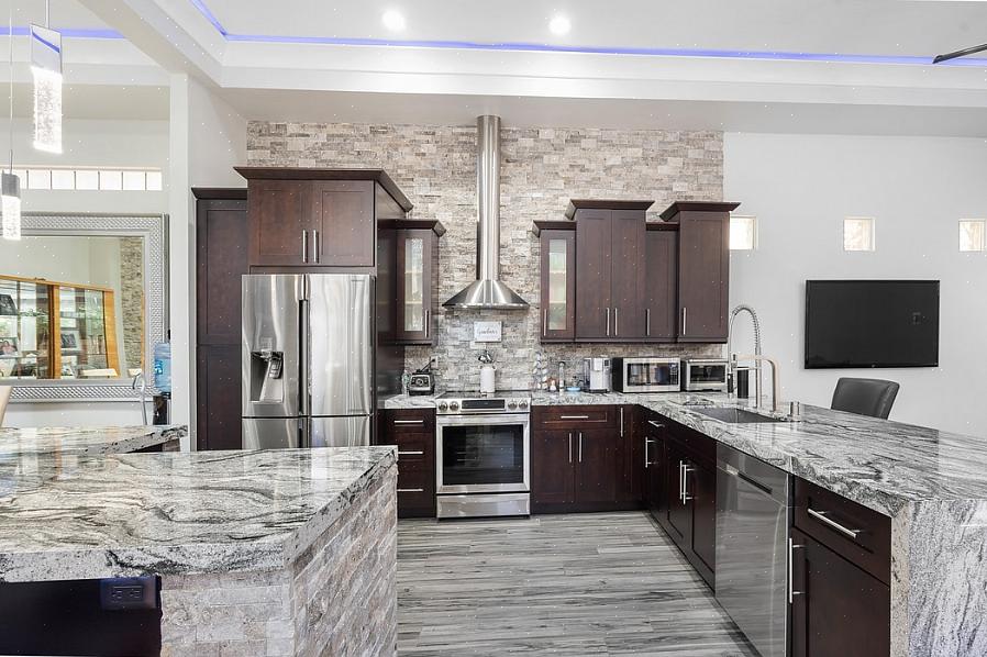 Marmor er et av de mest elegante gulvmaterialene du kan velge til kjøkkenet ditt