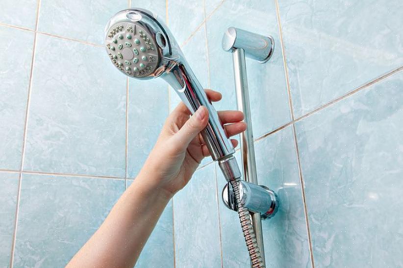 Standardbeslag for håndholdt dusj festes til eksisterende dusjarm
