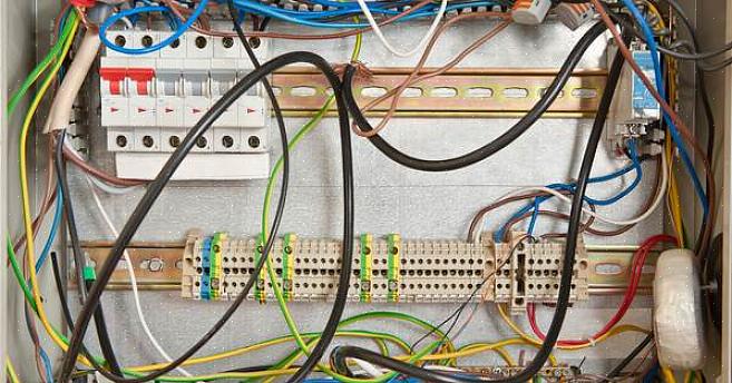 En strømbryter kan utløses (eller en sikring kan blåse) på grunn av noe mer enn en løs ledning