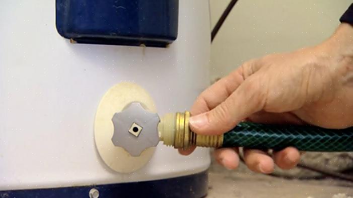 Avløpskranen i bunnen av varmtvannsberederen er en sølvfarget eller messingfarget ventil med en gjenget ende
