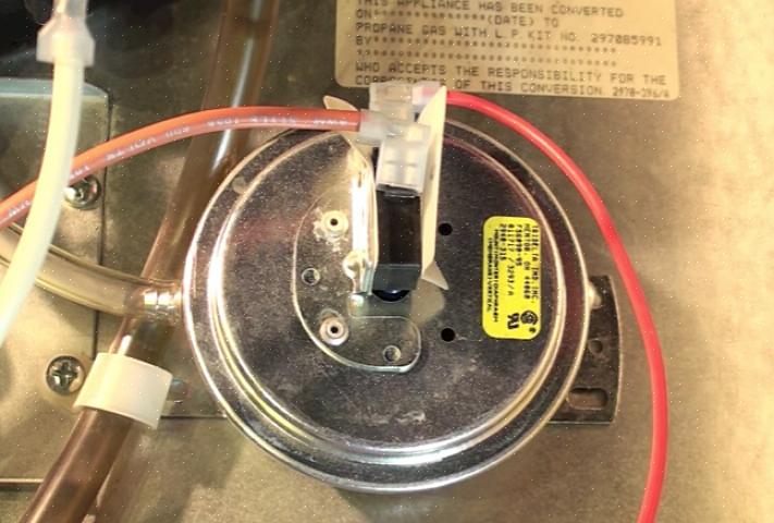 Oversikt En ovnstrykkbryter er en sikkerhetsanordning plassert nær trekkindusermotoren til en gassovn