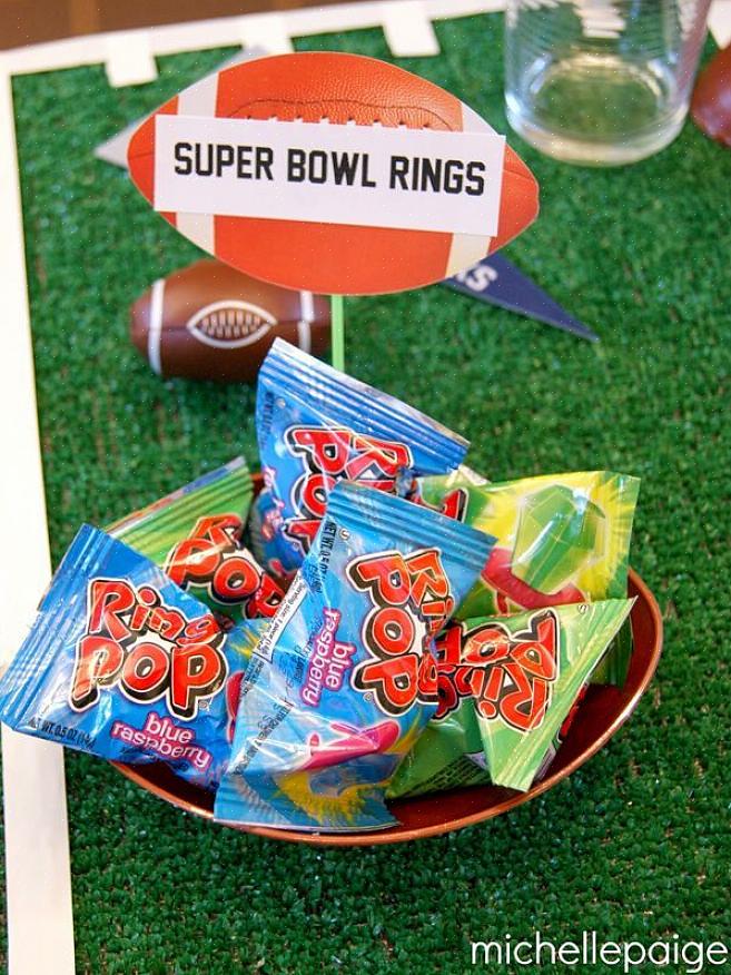Hold barna engasjert i spillet med en liten konkurranse som heter Super Bowl Smackdown