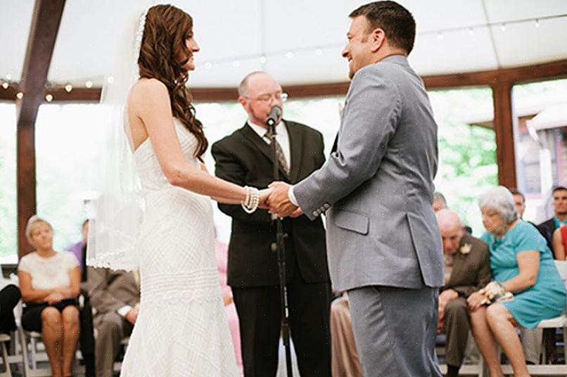 Å finne en sekulær tjenestemann til bryllupet ditt