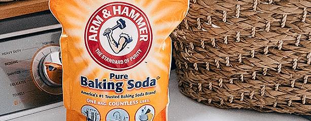 Baking soda kan bidra til å fjerne skarp lukt fra tøyet