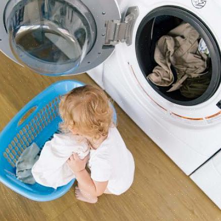 Hell innholdet i bleiespannet i vaskemaskinen