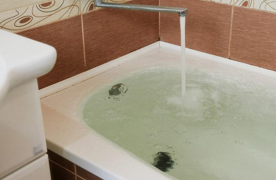Du kan enkelt rense badekaravløpet med et standard stempel i koppform