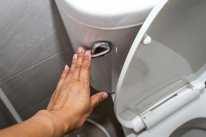 En kopp eller en liten bolle fungerer for å spyle vann ut av en toalettskål eller tank