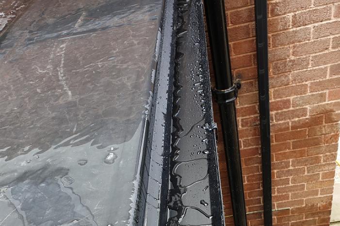 Det første trinnet i å reparere EPDM-taket ditt er å forberede takflaten for å motta plasteret