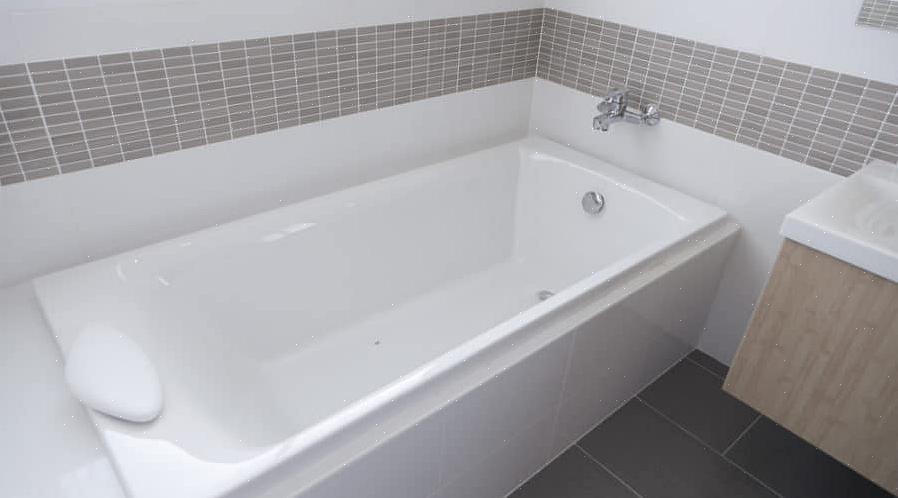 Et badekar eller dusjforing er et solid stykke akryl- eller PVC-plast designet for å passe nøyaktig