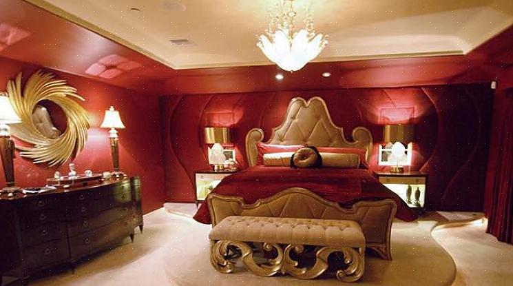 Et annet alternativ er å bruke rødt i møbler eller en sengegavl som dette herlige soverommet designet