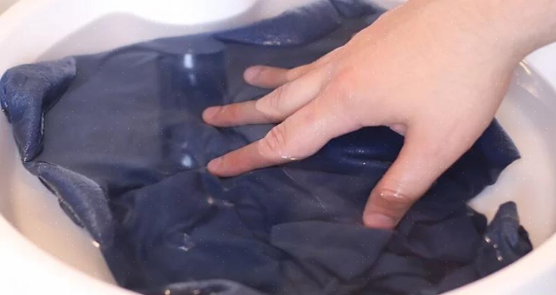 Gni flytende vaskemiddel inn i det fargede området