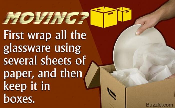 Den første tingen å gå inn i emballasjen er en myk seng med pakkepapir for å dempe innholdet i esken under