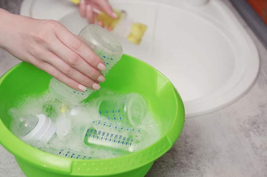 Bland to ss oppvaskmiddel i varmt vann for å lage en løsning for skrubbing av skap