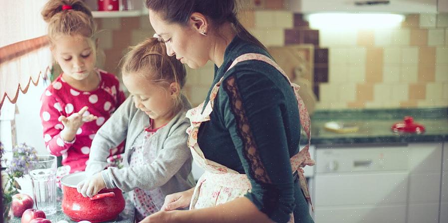 Barn i skolealderen kan lære å brette tøy