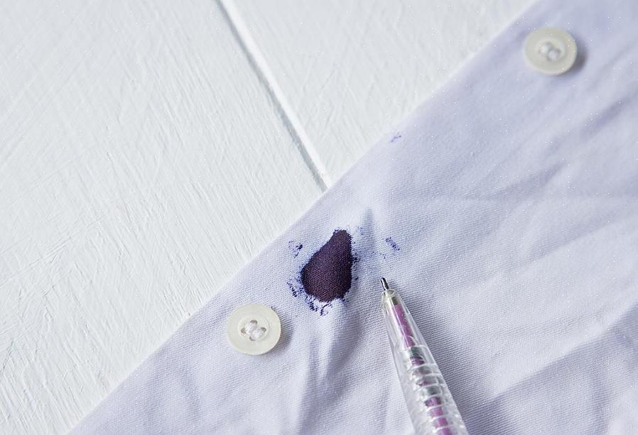 Må du straks fjerne så mye av blekket som mulig med et papirhåndkle eller serviett
