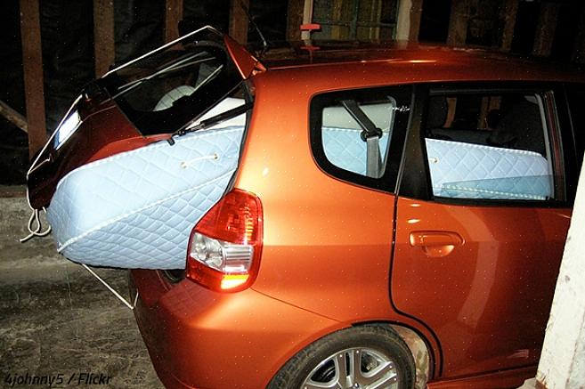 Hvordan sikre madrassen på taket av bilen