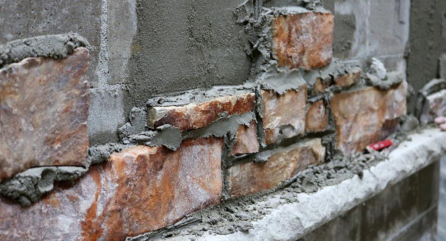 I det minste må du bruke en våt riperstrøk på mursteinen før du installerer finér