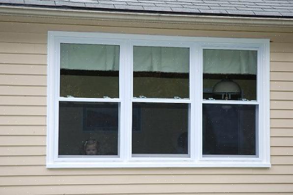 Dobbelthengte vinduer er typene som har en lavere ramme (eller rute) som glir oppover