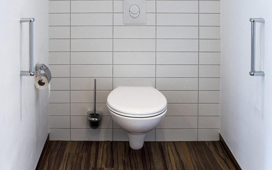 Installer toalettet ved å sette voks- eller silikonringen på toppen av toalettglassflensen