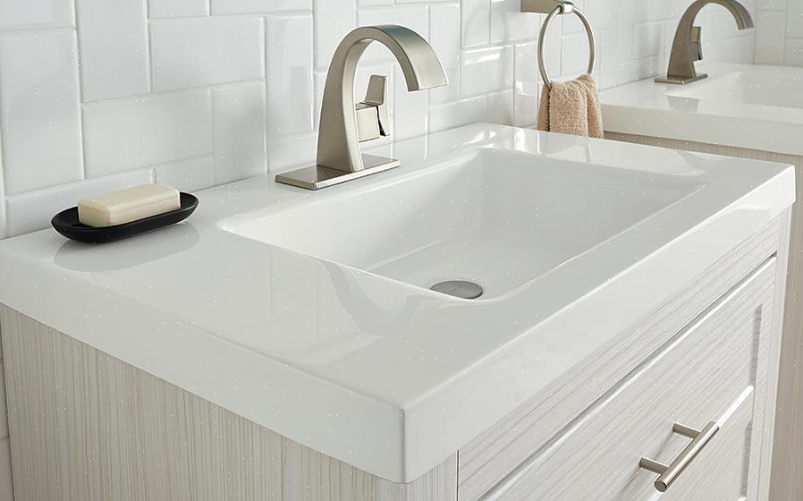 I likhet med benkeplater på kjøkkenet kan toalettsaker på badet lages av en rekke benkeplater