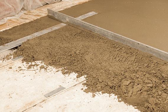 Gjøres avstryking ved å trekke verktøyet over betongens våte overflate