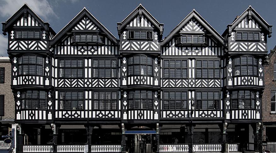 Oppsummert er Tudor Revival-arkitekturen en utvidelse av Tudor-hjemmene som ble funnet i England i løpet