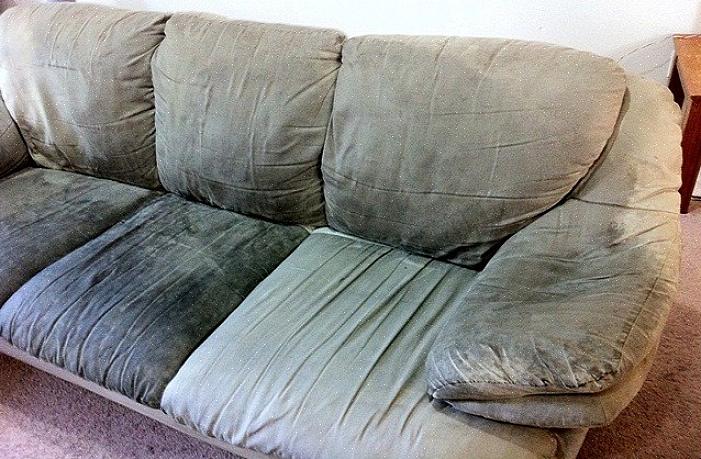 Hvordan du rengjør en sofa av mikrofiber med såpeskum