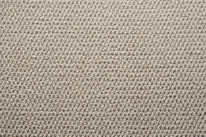 Er praktisk talt den eneste naturlige fiberen som brukes i bredt væv (vegg-til-vegg-teppe)