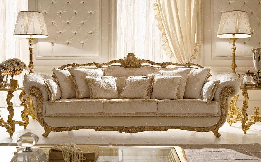 Selv i et lite rom bør du vurdere en vanlig størrelse sofa for å fylle plassen