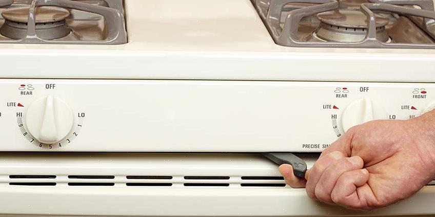 En selvrensende funksjon er en ovnsyklus som minimerer innsatsen din når det gjelder rengjøring av ovnen