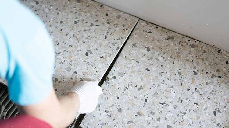 Er det lett å flytte gulvmaterialet for en person som bruker stokk