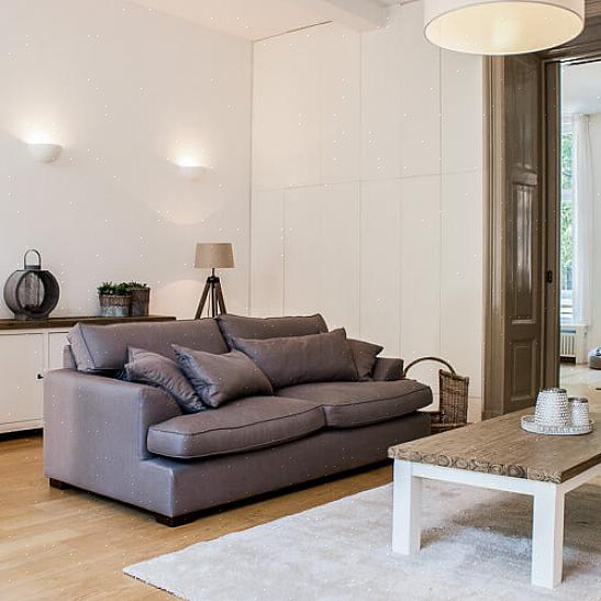 Du kan spare kostnader ved å leie møbler til bare noen av de mest synlige rommene i huset
