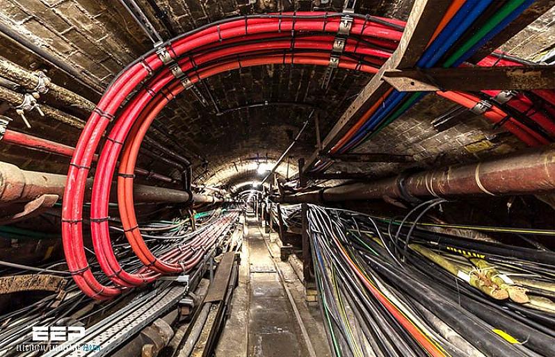 Er det tillatt å kjøre UF-kabel (men IKKE NM) -kabel gjennom metall- eller PVC-rør i en underjordisk