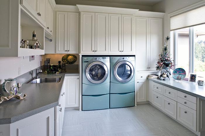 I større rom gir et L-formet vaskerom deg mer benkeplass for folding av klær