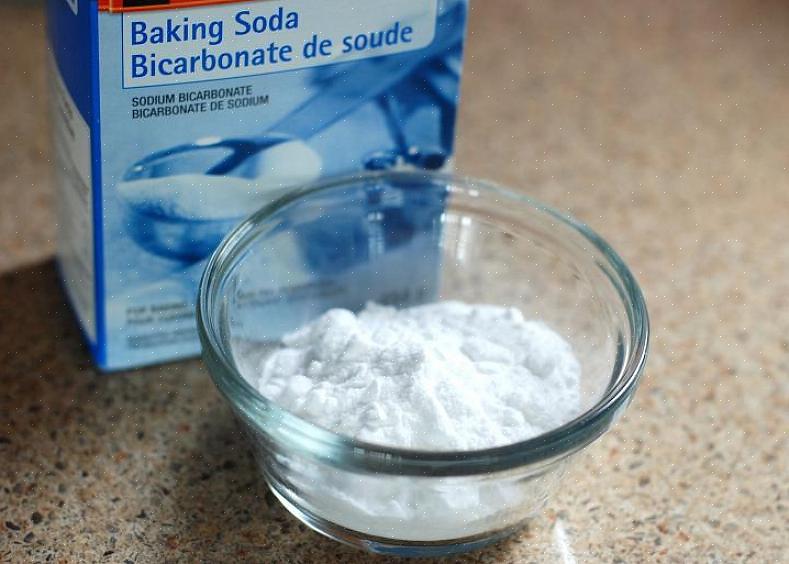 Baking soda kan også være det perfekte rengjøringsmiddelet for å skrubbe søppelbøtten din