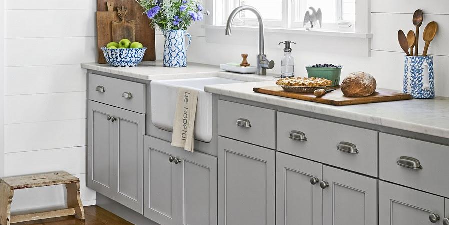 De nye kjøkkenskapenes finishfarge er det første som vil skille seg ut i det ombygde kjøkkenet ditt