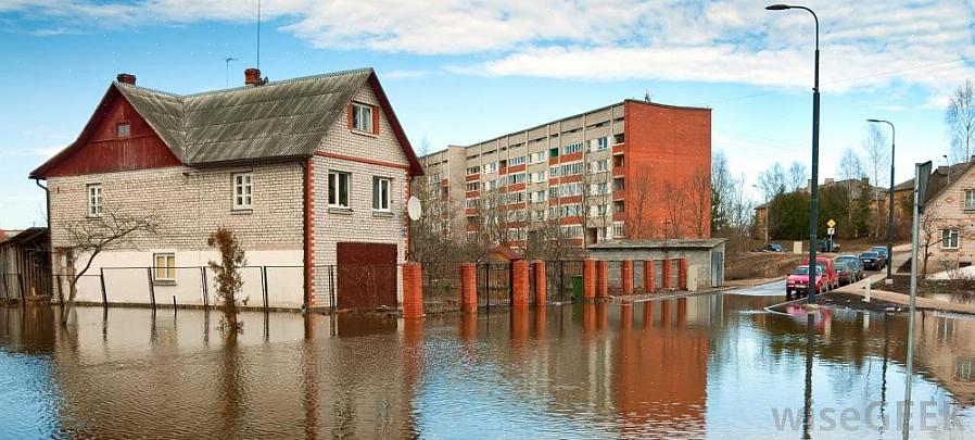 Må du sjekke om ytterveggene har sprukket eller gitt seg på grunn av vanntrykket som blir utøvd på dem