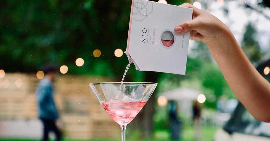 Martini-glass vil vinglass-sjarm hjelpe gjestene til å holde rede på glass mens de maler om festen din