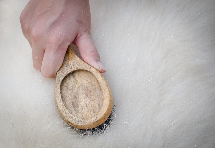 Faux saueskinntepper er produsert av petroleumsbaserte syntetiske fibre som andre faux pels for å etterligne