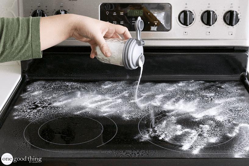 Tørk av kokeplaten med en svamp dyppet i varmt såpevann for å fjerne smuler