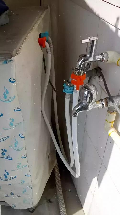 Koble enden av vannforsyningsledningen til stengeventilen for vannforsyningen under kjøkkenvasken