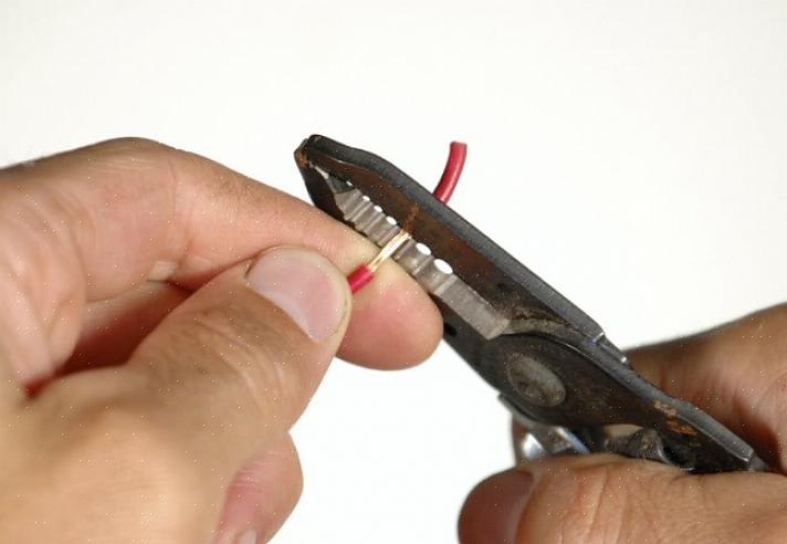 En annen type wire stripper er et selvstrippende verktøy