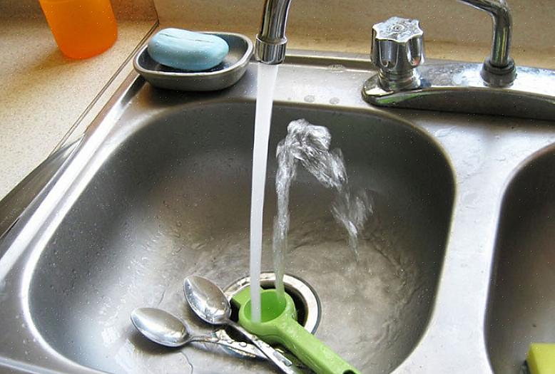 Et tett kjøkkenvannsavløp kan ofte ryddes med et vanlig stempel